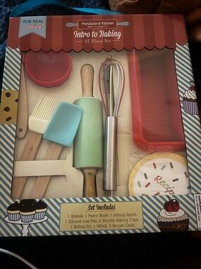 Intro to Baking 17-Piece Set - Mint & Red